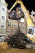 Gegen 3:Uhr am Sonntagmorgen war das Gebäude zur Hälfte abgetragen. (Bild: Nina Knoblich/THW Augsburg)