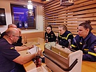 Unsere Zugtrupp-Helferinnen beim Erfahrungsaustausch im OV Schwabmünchen (Bild: Florian Fieke/THW Augsburg)