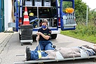 Grundausbildungsprüfung in Augsburg: Eine verletzte Person zum Transport auf eine Trage binden (Bild: Dieter Seebach/THW Augsburg)