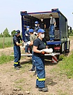Teamwork bei der Sandsackweitergabe  (Bild: Dieter Seebach/THW Augsburg)