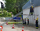 Unsere Bergungsgruppe beim Bau einer Wandabstützung. (Bild: Roland Durner/THW Augsburg)