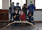 Geschafft! Stolz präsentierten unsere Kinder ihr Werk: Die Leonardo-Brücke. (Bild: Lena Seebach/THW Augsburg)