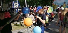 Im Akkord bereiteten unsere Jugendlichen Luftballons für die kleinen Besucher vor. (Bild: THW Augsburg/Dieter Seebach)