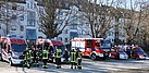 Sammeln der Evakuierungskräfte im Bereitstellungsraum auf dem Parkplatz der Sportanlage Süd (Bild: Dieter Seebach/THW Augsburg)