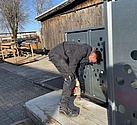 Hier montieren wir die zusammengebauten Gaslagerschränke auf Betonplatten (Bild: THW Augsburg/Katja Ebrecht)