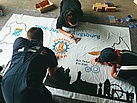 Ferienprogramm - Wir kreieren eine Fahne (Bild: Sarah Seebach/THW Augsburg)
