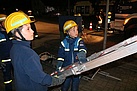 Nachtübung: Retten aus der Höhe mit Hilfe einer schiefen Ebene und Beleuchtungsaufbau (Bild: Dieter Seebach/THW Augsburg)