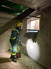 Erkundung des Kellers über den Lichtschacht (Bild: Sarah Seebach/THW Augsburg)