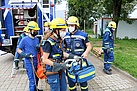 Gesichert und ausgerüstet mit der Erste-Hilfe-Ausrüstung geht es auf die Suche nach der verletzten Person. (Bild: Dieter Seebach/THW-Jugend Augsburg)