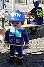 Beim Marktsonntag in Oberhausen - Beliebt bei Kindern - ein Foto mit unserer THW-Jugend-Playmobil-Figur. (Bild: THW Augsburg/Dieter Seebach)