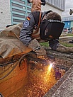 Helfer des Fachzuges Logistik üben das thermische Trennen von Metallen (Bild: Tim Siegel/THW Augsburg)