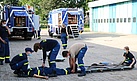 Jugendausbildung. Wettkampfgruppe übt Retten von Verletzten (Bild: Dieter Seebach/THW-Jugend Augsburg)