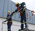 Teamwork! Ausbildung mit dem Einsatz-Gerüst-System (EGS) (Bild: Dieter Seebach/THW Augsburg)