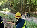 Üben in den westlichen Wäldern. Retten von Verletzten mit der Seilbahn und Leiterhebel (Bild: THW Augsburg/Michael Wetzel)