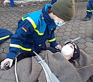Auch das Betreuen einer verletzten Person gehört zu den Aufgaben der jungen Helferinnen und Helfer (Bild: Eunike Sailer/THW Augsburg)