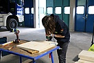 Ausbildung Holzbearbeitung: Bau einer Holzkonstruktion nach Plan (Bild: Dieter Seebach/THW Augsburg)