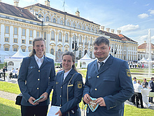 Augsburger Vertreterinnen und Vertreter beim Fluthilfeempfang auf Schloss Schleißheim (Bild: Rafael Ojeda/THW Augsburg)