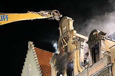 Bevor der Abbruch beginnt, wird die Madonnen-Statue von der Fassade entfernt und in Sicherheit gebracht. (Bild: Nina Knoblich/THW Augsburg)