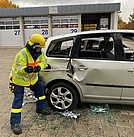 Ausbildung Technische Hilfe auf Verkehrswegen: Arbeiten mit dem Halligan-Tool (Bild: Nina Knoblich/THW Augsburg)