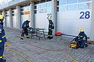 Arbeiten mit dem hydraulischen Rettungssatz für die bevorstehende Prüfung (Bild: Dieter Seebach/THW Augsburg)