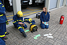 Train the Trainer-Ausbildung Elektrotechnik - Umgang mit dem Stromerzeuger und Beleuchtungsaufbau (Bild: Dieter Seebach/THW Augsburg)