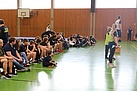 Die Teilnehmer verfolgten gespannt die Spiele und beobachteten ihre späteren Gegner genau (Bild: THW-Jugend Augsburg)