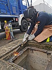 Helfer des Fachzuges Logistik üben das thermische Trennen von Metallen (Bild: Tim Siegel/THW Augsburg)