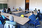 Gruppe 3: Im Lehrsaal wurde als erstes ein wenig Theorie gemacht (Bild: Dieter Seebach/THW Augsburg)
