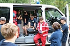 Timo Tempelmann von der Wasserwacht Kuhsee stellt die Ausstattung ihres Einsatzfahrzeuges vor. (Bild: Dieter Seebach/THW Augsburg)