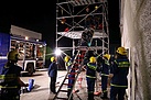 Nachtübung: Retten aus der Höhe mit Hilfe einer schiefen Ebene und Beleuchtungsaufbau (Bild: Dieter Seebach/THW Augsburg)