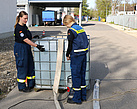 Vorbereiten der Pumpe (Bild: Dieter Seebach/THW Augsburg)