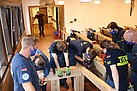 Unterstützung für die Altenhilfe in Augsburg. Bau einer Notfallrampe in der Kapelle des Sander-Stift. (Bild: Dieter Seebach/THW Augsburg)