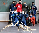 Geschafft! Stolz präsentierten unsere Kinder ihr Werk: Die Leonardo-Brücke. (Bild: Lena Seebach/THW Augsburg)