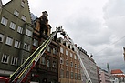 Gemeinsam mit der Feuerwehr werden die Spiegelprismen angebracht.  (Bild: Dieter Seebach/THW Augsburg)