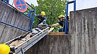 Rettung einer Person über die schiefe Ebene (Bild: Dieter Seebach/THW Augsburg)