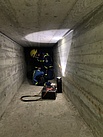 Die erste verletzte Person befindet sich schon im Kriechgang, im Zugang zum Keller (Bild: Sarah Seebach/THW Augsburg)