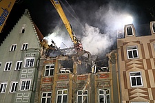 Der Abbruch beginnt. Leider war das vom Brand schwer beschädigte und denkmalgeschützte Gebäude nicht mehr zu retten und musste niedergelegt werden. (Bild: Nina Knoblich/THW Augsburg)