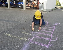 Male eine Leiter und beschrifte die Bestandteile - für unsere Kinder kein Problem! (Bild: Eunike Sailer/THW Augsburg)