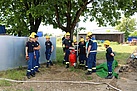 Die Wasserentnahme am Hydranten wurde genau erklärt (Bild: Dieter Seebach/THW Augsburg)
