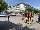 Die Paletten vom Stadtgarten werden zum Abtransport verladen (Bild: Michael Wetzel/THW Augsburg)