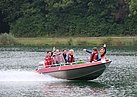 Auf dem 50 PS starken Motorboot durften unsere Jugendlichen eine Runde über den Kuhsee fahren und hatten viel Spaß dabei. (Bild: Dieter Seebach/THW Augsburg)