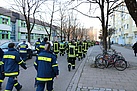 Feuerwehr-, Polizei- und THW-Kräfte auf dem Weg zur Evakuierung. (Bild: Dieter Seebach/THW Augsburg)