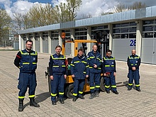 Fünf neue Staplerfahrer für den Ortsverband mit Prüfer Mathias Fischer (rechts) (Bild: THW Augsburg)
