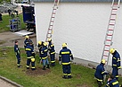 Üben für die Grundausbildungsprüfung: Umgang mit Leitern und Beleuchtungsaufbau im Hintergrund (Bild: Philipp Athenstaedt/THW Augsburg)