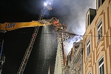 Der Abbruch beginnt. Leider war das vom Brand schwer beschädigte und denkmalgeschützte Gebäude nicht mehr zu retten und musste niedergelegt werden. (Bild: Nina Knoblich/THW Augsburg)