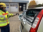 Ausbildung Technische Hilfe auf Verkehrswegen: Glasmanagement  (Bild: Sarah Seebach/THW Augsburg)