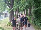 Unsere Jugend beim Müll sammeln am Hochablass (Bild: Luca Finn Maaßen/THW-Jugend Augsburg)