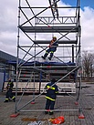 Üben mit dem Einsatz-Gerüst-System. (Bild: Siegfried Schuster/THW Augsburg)