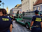 Vor dem Umzug mussten die Polizei-Absperrgitter aufgestellt und die Strecke mit Arbeitsleinen abgegrenzt werden. (Bild: THW Augsburg/Florian Fieke)