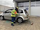 Ausbildung Technische Hilfe auf Verkehrswegen: Arbeiten mit dem Halligan-Tool (Bild: Sarah Seebach/THW Augsburg)